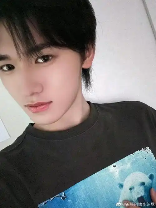 宋亚轩自拍三宫格