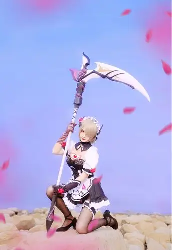 崩坏3女仆丽塔战斗形态cos,小姐姐实力演绎镰刀比人高_世界