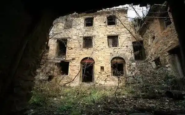 但是不知道什么原因这里的人相继搬走了,现在这里成为了一个无人村