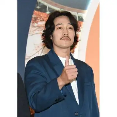 苏志燮近日身着深蓝西装内搭白t出席活动,一头卷发加小胡子的全新造型