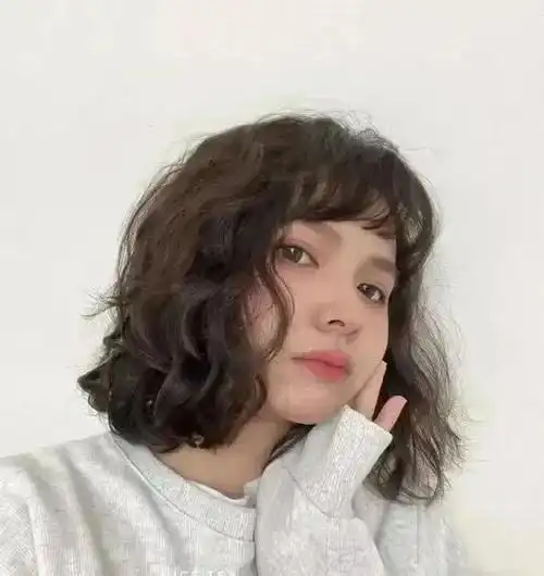 2021年短发流行烫发型女 减龄的短发烫发发型图片男生