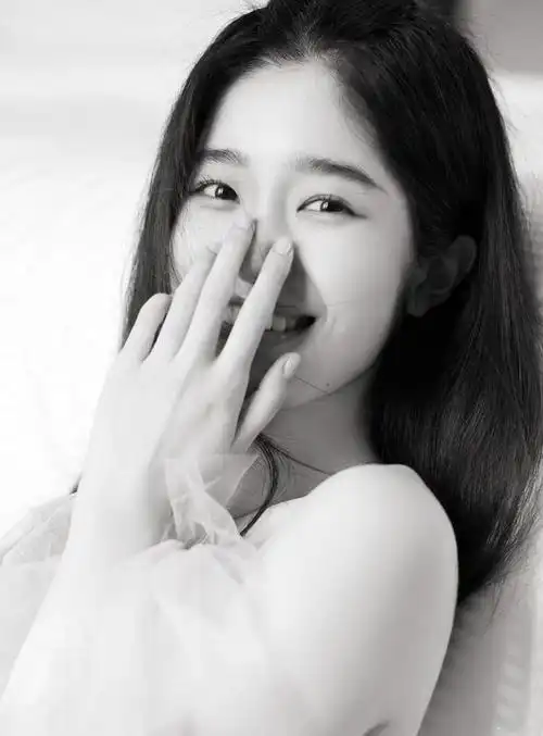 《坚如磐石》另一位新人陈童,来一波美照,网上资料很少老神秘了