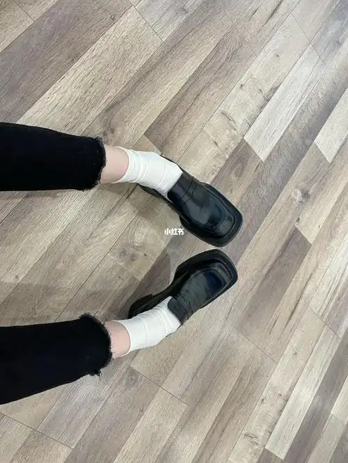 大头皮鞋白袜子不好看吗