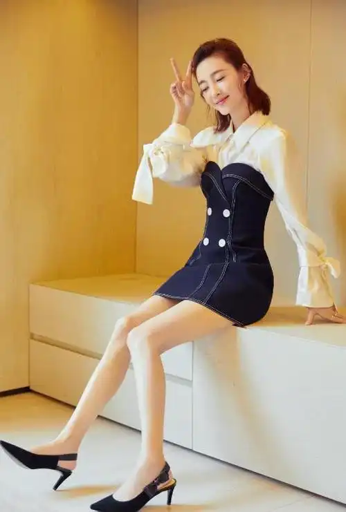 王丽坤身穿衬衫搭抹胸短裙,尽显知性美,非常极具吸引力