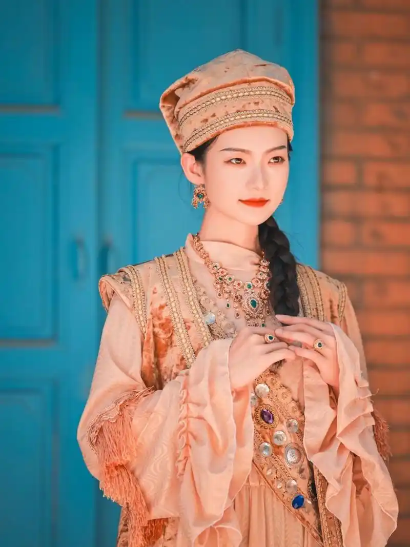 40塔塔尔族|伊宁县1805年塔塔尔传统服饰 96塔塔尔族简介: 塔塔尔族