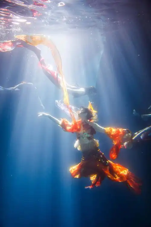 太美了!《洛神水赋》之后她的水舞又刷屏,汪文斌点赞!_房产资讯_房天