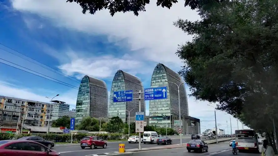 北京西直门区域地标建筑.里面有地上6层购物商场,地下1层商场.