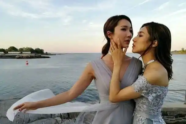 好友大婚 李亚男钟嘉欣却脸贴脸亲密拍照