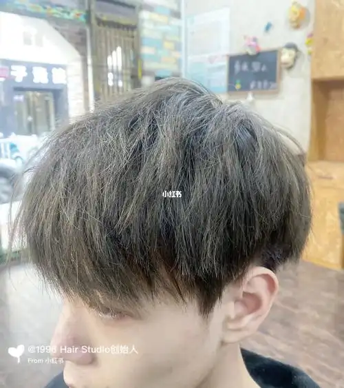 亚麻灰棕超级显白,高级感发色,它是亚麻色,棕色,雾感灰色结合体,褪色