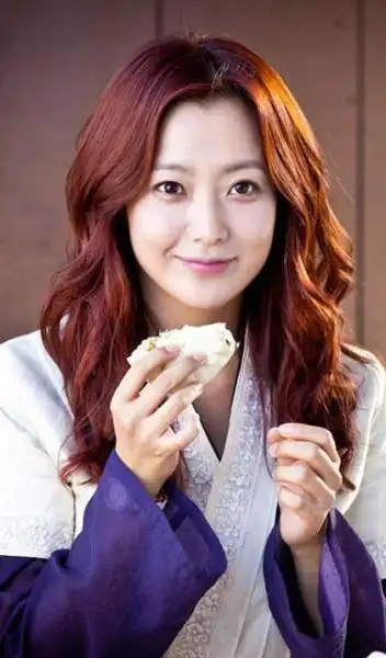 金喜善《信义》曝剧照 吃包子撒娇卖萌(图)