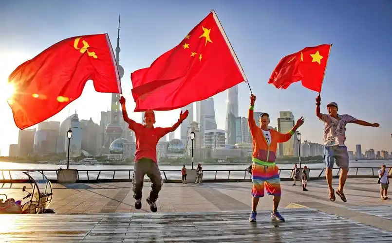 13 写美篇【红旗飘飘】每逢三大"红色节日",89岁的外滩风筝大王老顾