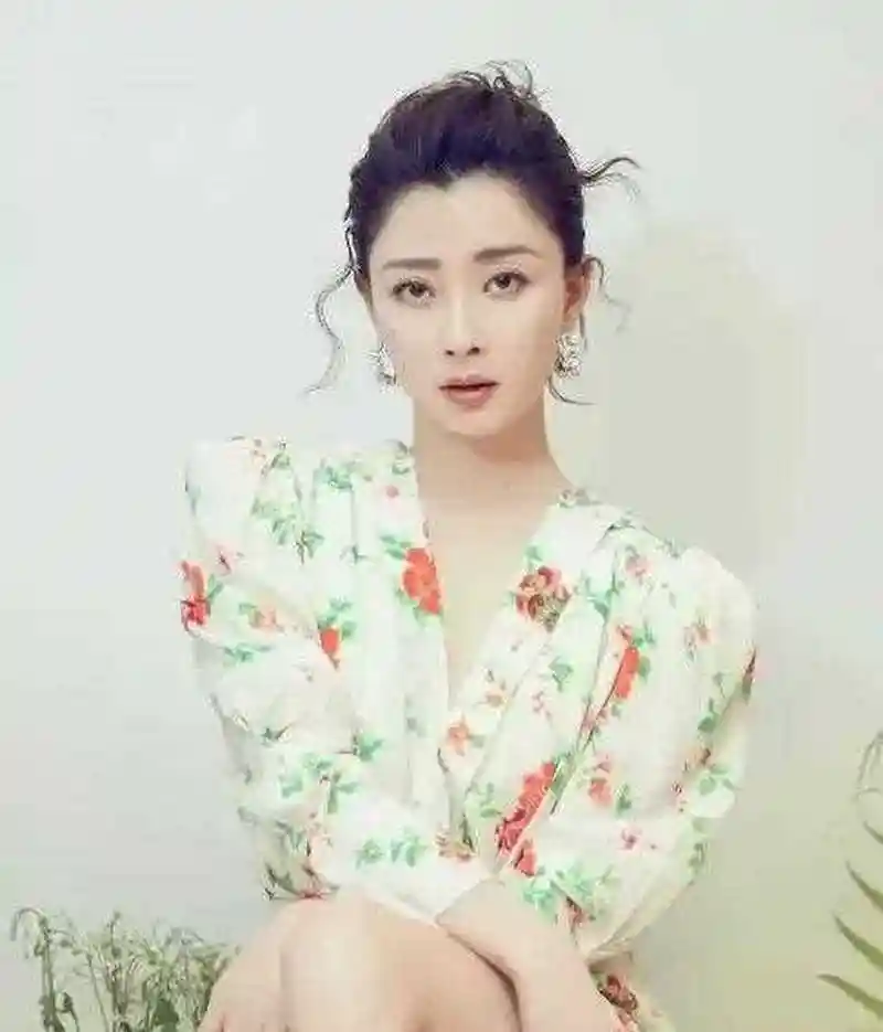 黄晓明和殷桃,被证实了[礼物] 有网友在社交平台上晒出偶遇殷桃