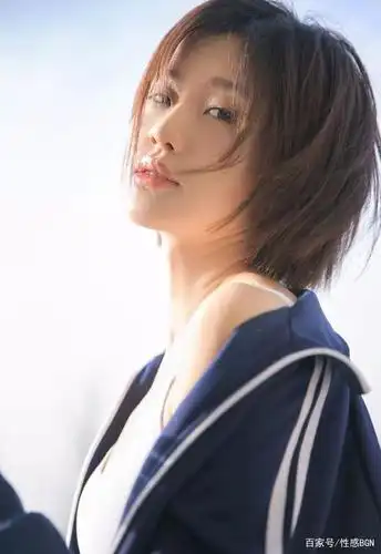 清纯短发美女运动装写真