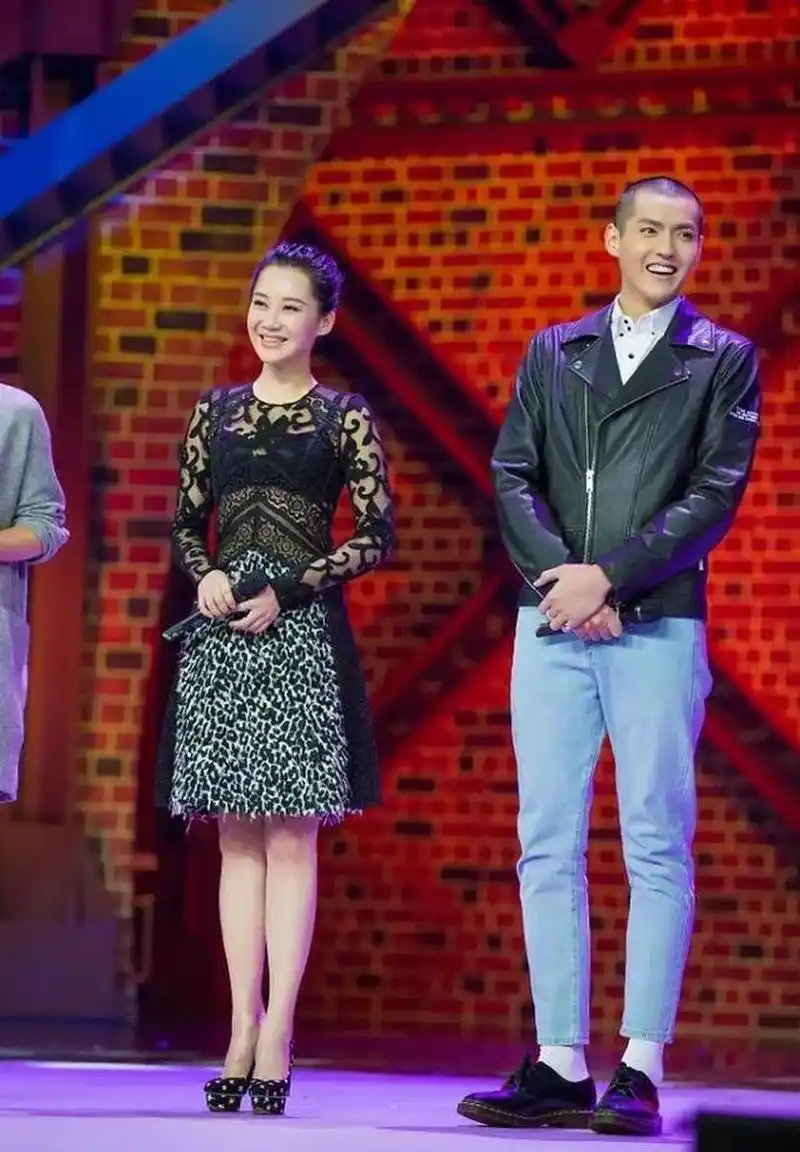 52岁许晴和30岁吴亦凡同框照曝光,俊男美女太抢眼,许晴娇羞的表情少女