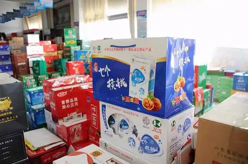 2012年3月27日,山东滨州,农村超市销售的九个核桃和七个核桃