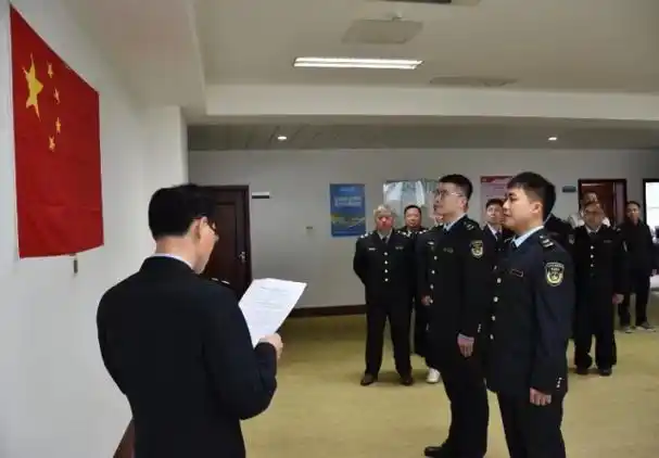 市农业综合行政执法支队举行新进执法人员着装仪式