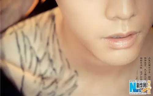 陈伟霆裸背穷奇纹身显真容 《老九门》曝主题曲