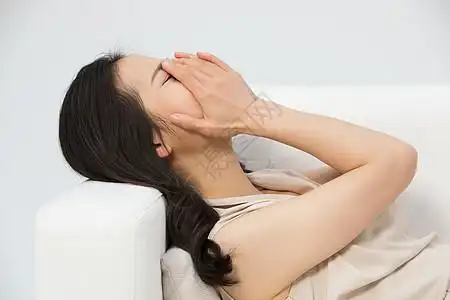 躺在沙发上哭泣伤心的女性难过的人图片素材