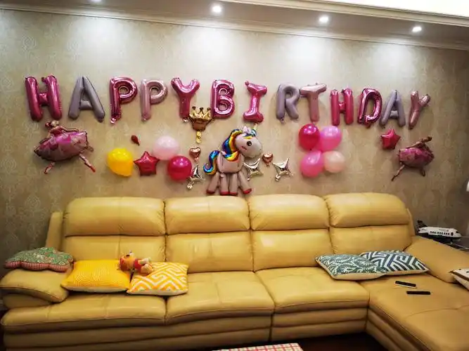 为了营造气氛,妈妈精心布置了漂亮的生日背景墙