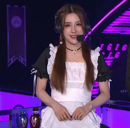 rita穿黑白女仆装解说比赛, 举手投足之间都是诱惑