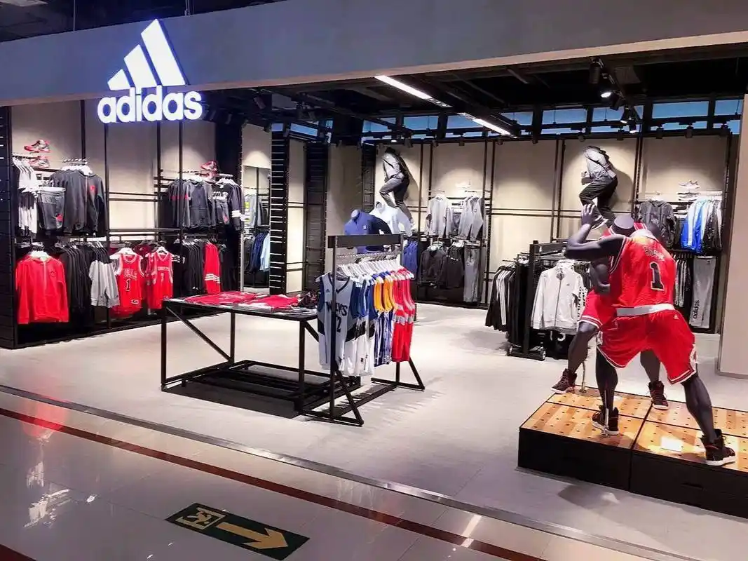 阿迪达斯春装店铺陈列讲究的是春意,颜色也会突出其产品的主色调,颜色