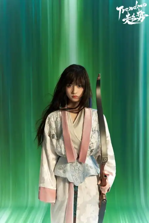 沈月改往日甜美可爱的形象公主切配上凌厉的眼神,女侠客英姿飒爽