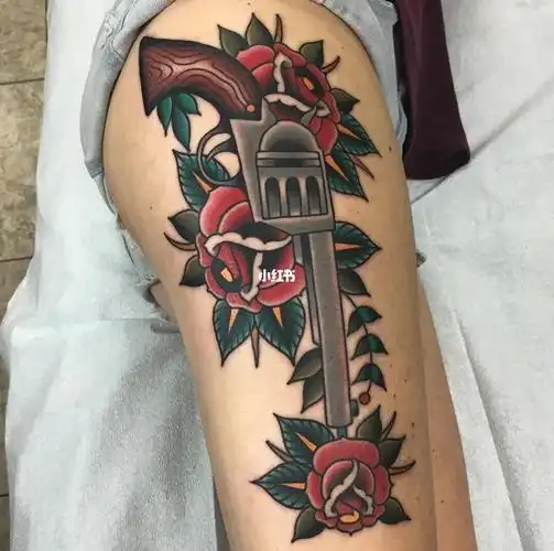 武汉纹身胡子哥大腿oldschool抢玫瑰分享