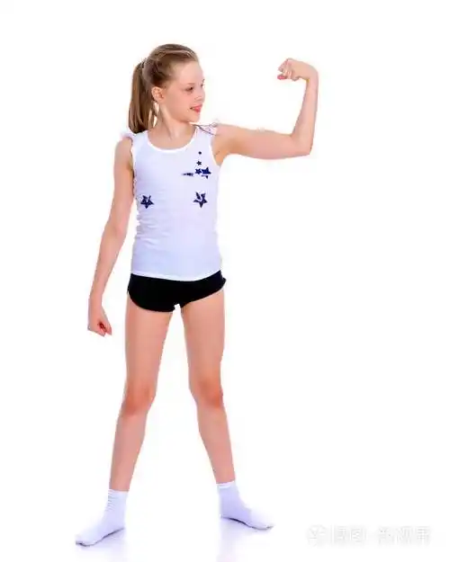 一个小女孩展示她的肌肉