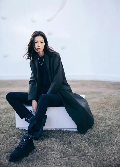 这类发型是刘雯身上最常见的,简单随性却又有点高冷的迹象,恐怕也只有