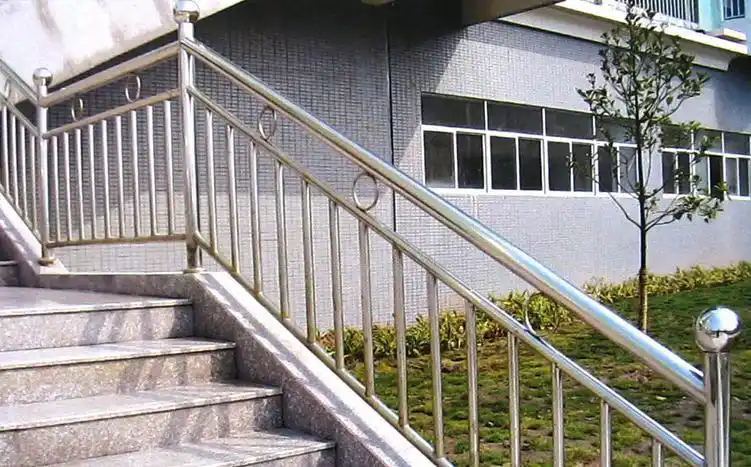 实木楼梯不锈钢栏杆装修效果图