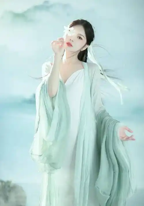 王灿拍古风写真如仙女下凡惊艳动人却谦称自己高攀老公杜淳