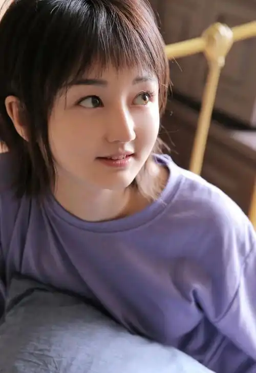 女孩短碎发清爽俏皮
