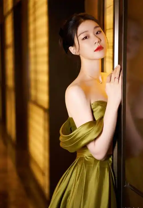 原创金靖因为有时尚的一面黑色低领连衣裙把曲线修饰的恰到好处