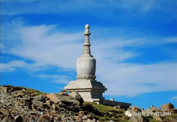 五台山,因其五座主峰峰顶平缓有如垒土之台而得名,五座台顶上,分别