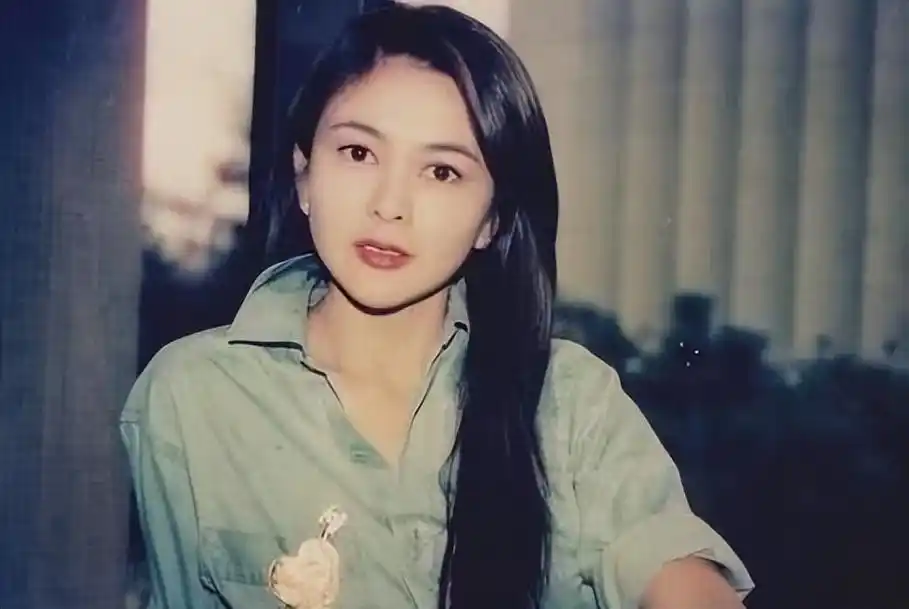 纪实:香港14k教父洪汉义,有4个老婆8个女朋友,个个年轻貌美