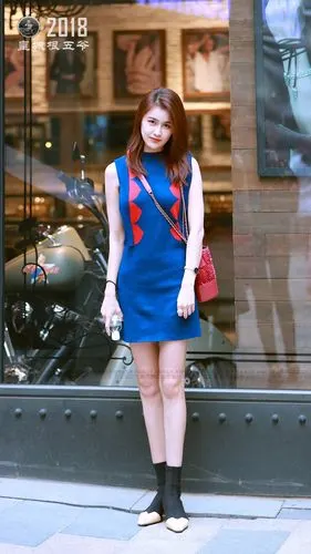 街拍:追逐时尚潮流是许多年轻人的梦想