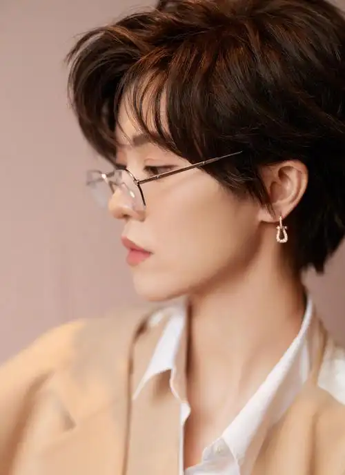 也不看看我是谁～""我早说你短发适合你嘛～"郑希怡说到,"很帅的嘛～"