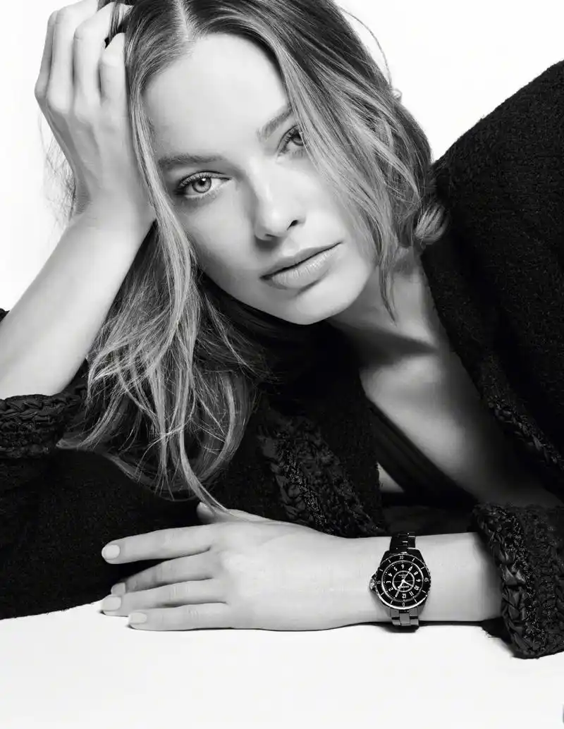 fashion香奈儿为j12腕表拍摄的全新广告影片及大片"分秒背后",由演员