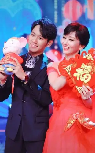 赵雅芝携小儿子拜年,穿一身红色薄纱吊带裙,秀出手上鸽子蛋钻戒_腾讯