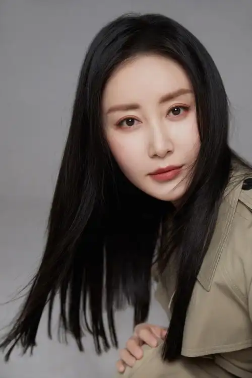 "照片中,舒畅身穿卡其色风衣,气场十足,黑色长发飘逸,演绎高冷潮酷