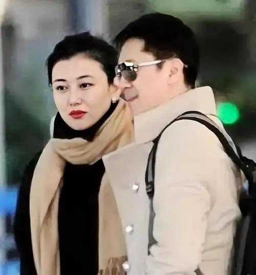 回顾55岁蔡国庆官宣喜讯:这辈子最幸运的事,就是路上捡到一个老婆