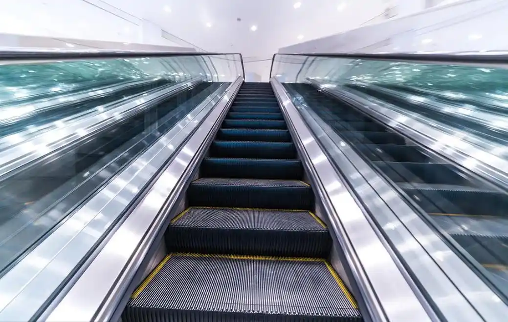 电梯扶手为什么比踏板快?原来是这样的智慧和创新!