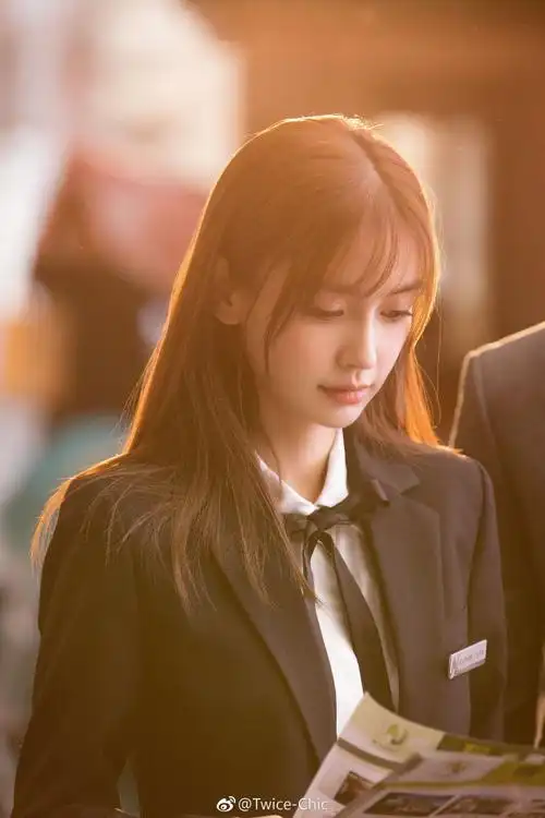 angelababy杨颖新剧剧照,身穿黑色西装及白衬衫