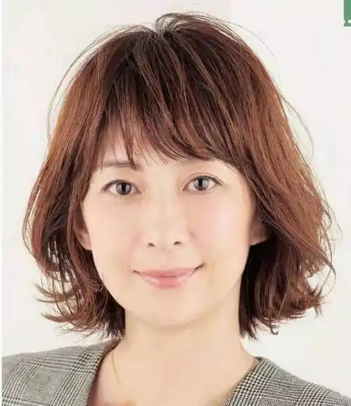 现在比较流行的发型,不仅适合年轻人,也适合年龄在50~55岁的中年女性