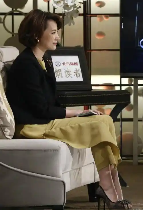 原创董卿气质这块拿捏得死死的黄色连体裤配西装知性优雅时尚大气