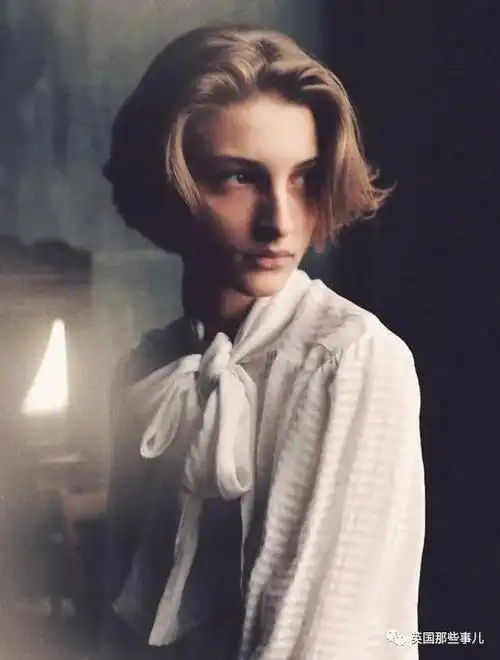 俄罗斯19岁模特长了张雌雄莫辨的俊美脸,简直太油画感!