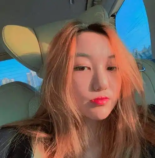 李嫣开新账号罕见晒视频秀正脸,再现王菲双麻花辫,嘴唇恢复太好_气质