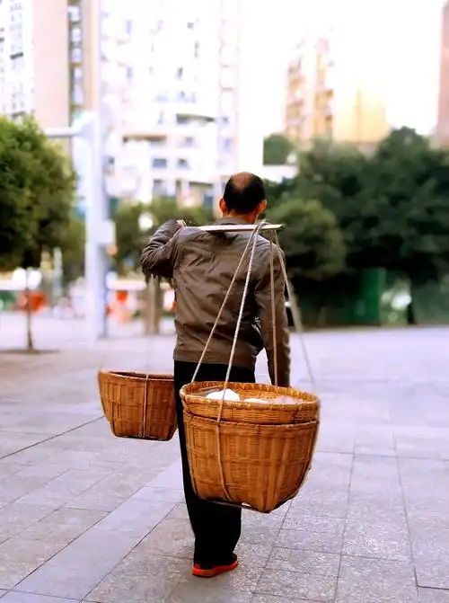 生活本来就是一副担子谁来挑男人挑什么挑生计挑希望