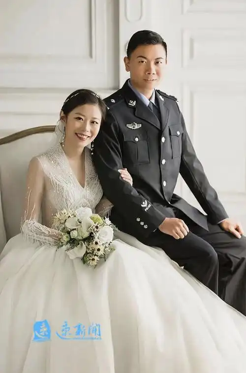 曹闯和张雪的结婚照