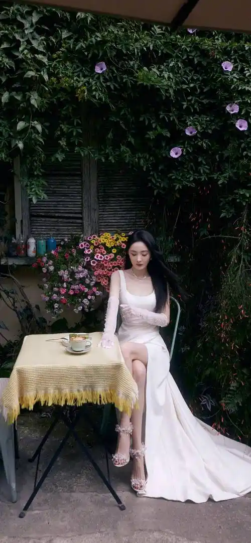 不得不说,杨幂的修长美腿和纤细的身材实在让人惊叹.